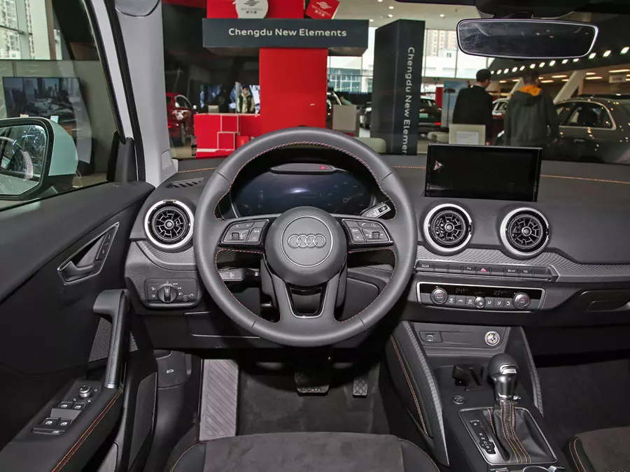 Audi Q2L e-tron 0