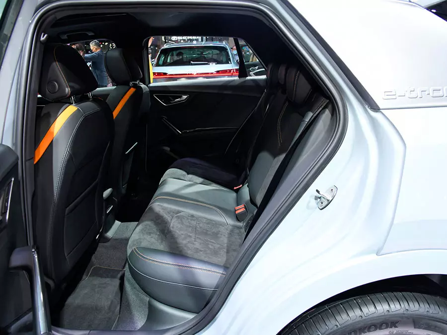 Audi Q2L e-tron 12