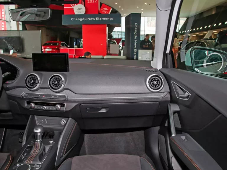 Audi Q2L e-tron 13