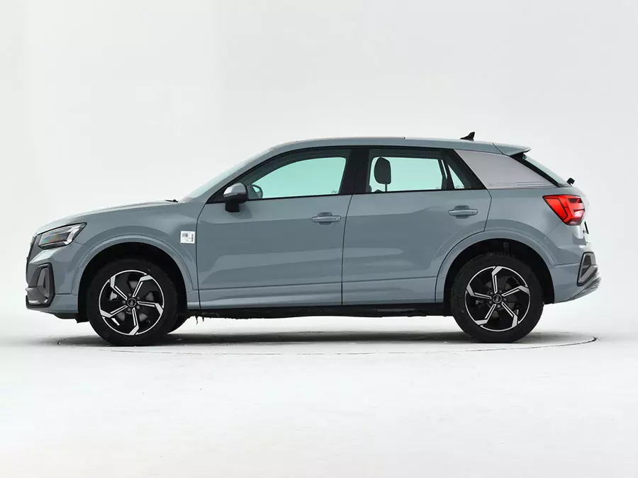 Audi Q2L e-tron 8